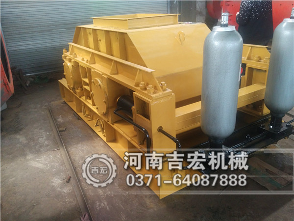 開(kāi)一個(gè)機(jī)制砂廠需要的對(duì)輥制砂機(jī)多少錢一臺(tái)！